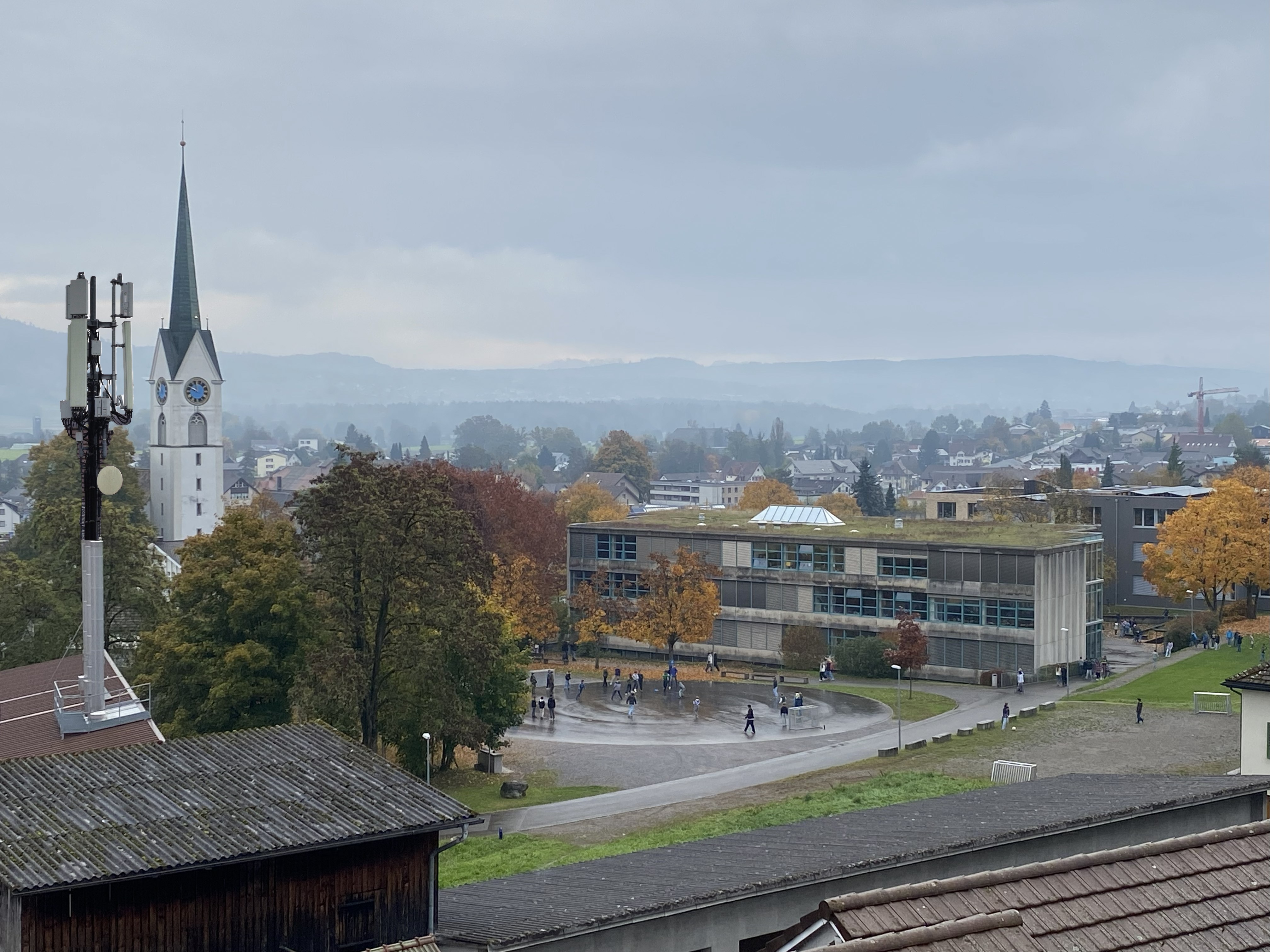 Antenne neben dem Pausenplatz